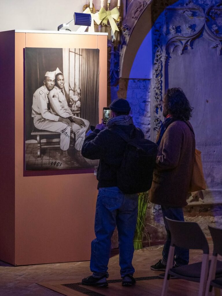 Photographie de l’exposition Ils s’aiment à l’église Saint-Gu Guillaume à Strasbourg, vandalisée par un acte homophobe