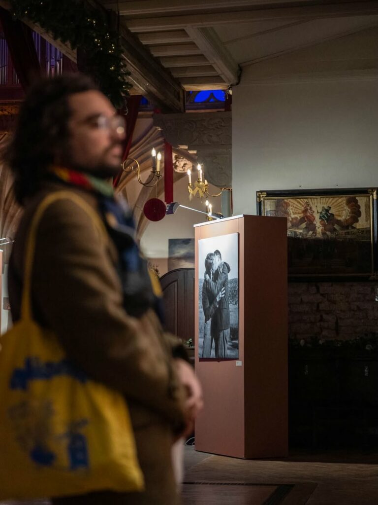 Photographie de l’exposition Ils s’aiment à l’église Saint-Guillaume à Strasbourg, vandalisée par un acte homophobe