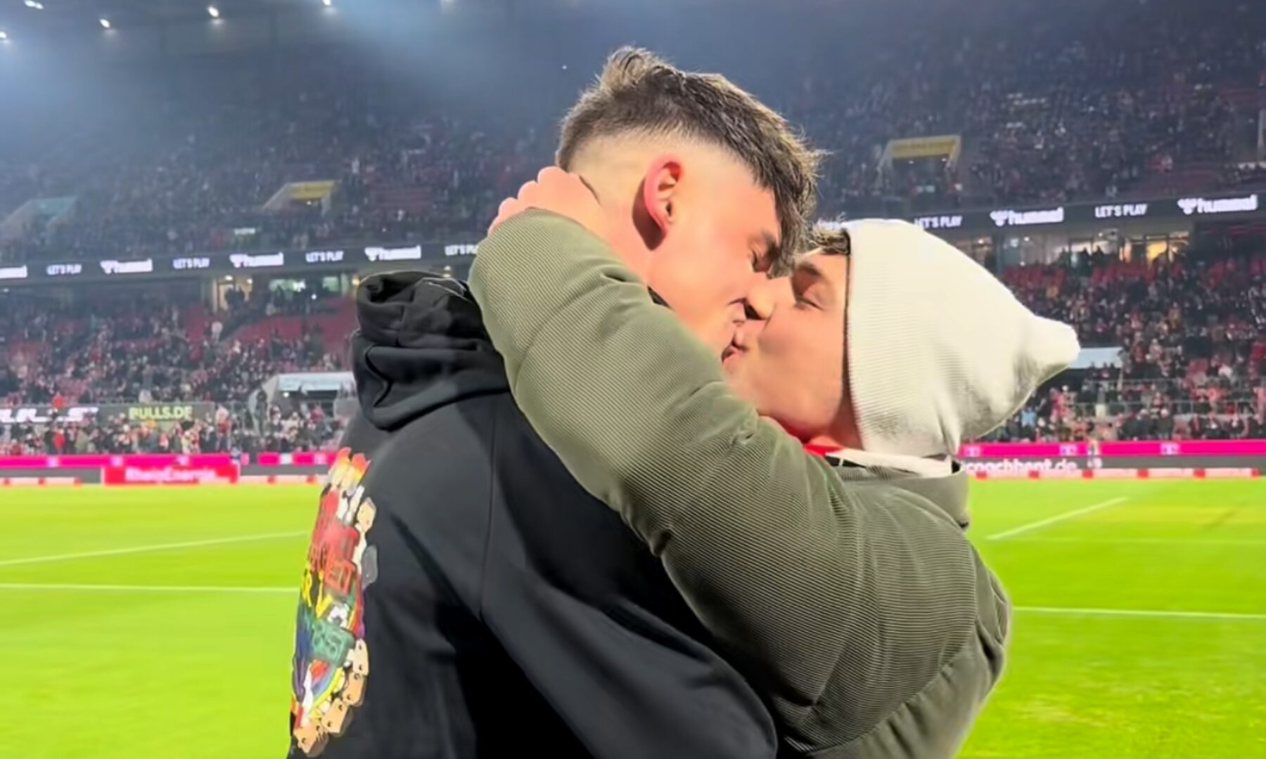 Football Referee Proposes to His Partner on the Pitch as the Stadium Applauds