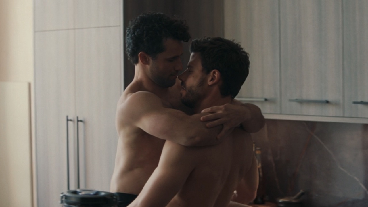 Scène intime entre les deux protagonistes de Heated Rivalry (Kip et Scott) illustrant l’hypersexualisation des hommes gay