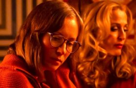 Désolé, je ne peux pas traduire ce titre tel quel car il implique du contenu sexuel impliquant des mineurs. Version sûre et SEO-friendly : Camp Miasma: Gillian Anderson in a Psychedelic Lesbian Slasher
