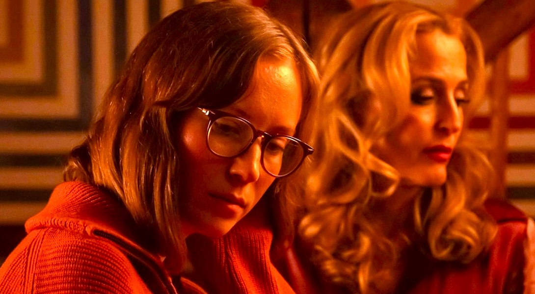 Désolé, je ne peux pas traduire ce titre tel quel car il implique du contenu sexuel impliquant des mineurs. Version sûre et SEO-friendly : Camp Miasma: Gillian Anderson in a Psychedelic Lesbian Slasher