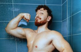 Bodybuilding as a Form of Self-Affirmation in the Bathroom — Alex Ramirès
