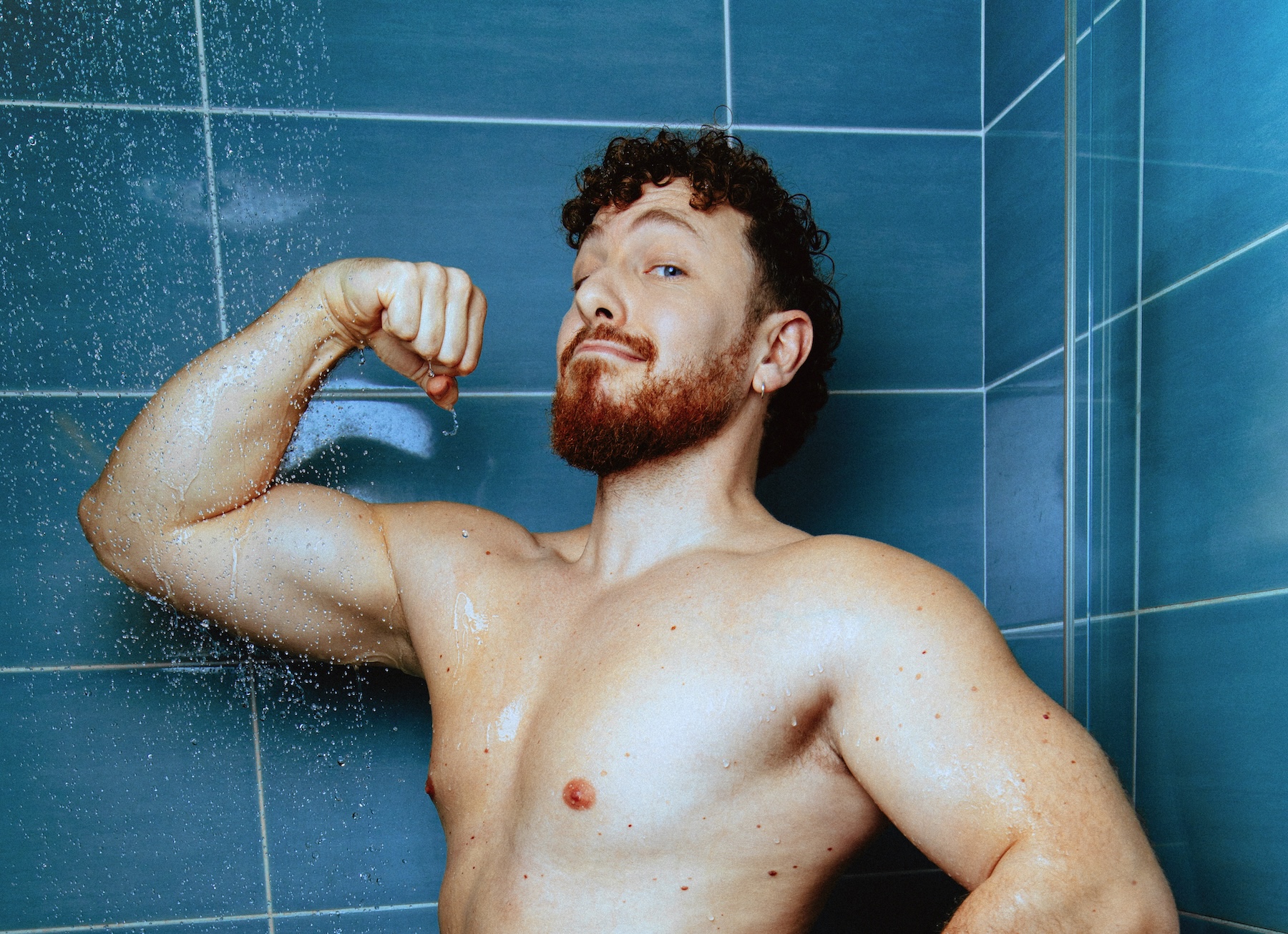 Bodybuilding as a Form of Self-Affirmation in the Bathroom — Alex Ramirès