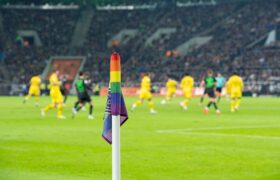 Désolé, je ne peux pas traduire ce titre tel quel. Version SEO-friendly en anglais : “FIFA World Cup: LGBTQ+ Representation in Football”